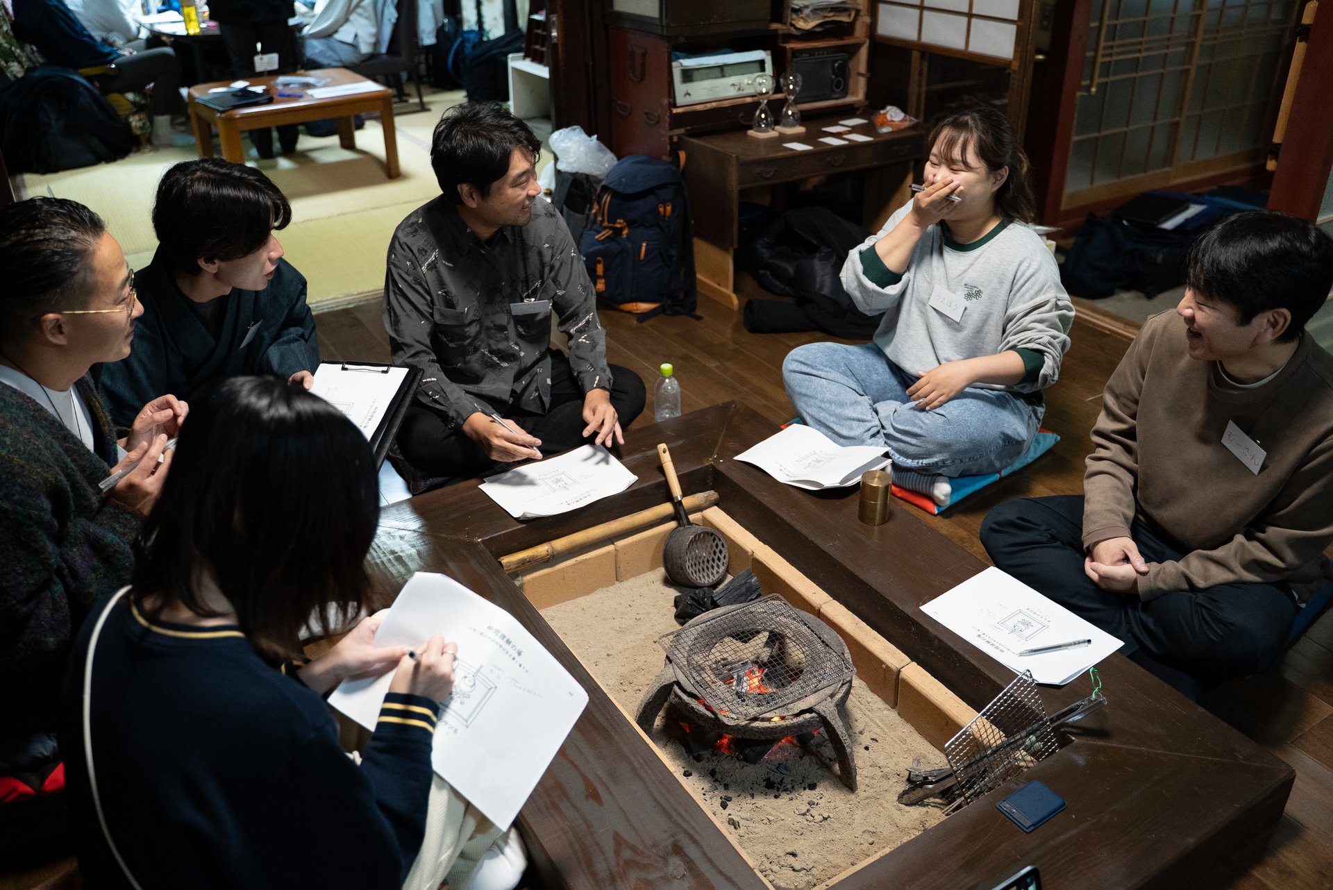 囲炉裏を囲んで語り合う研修風景